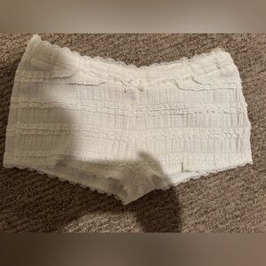 Edikted Ivory Textured sleep shorts